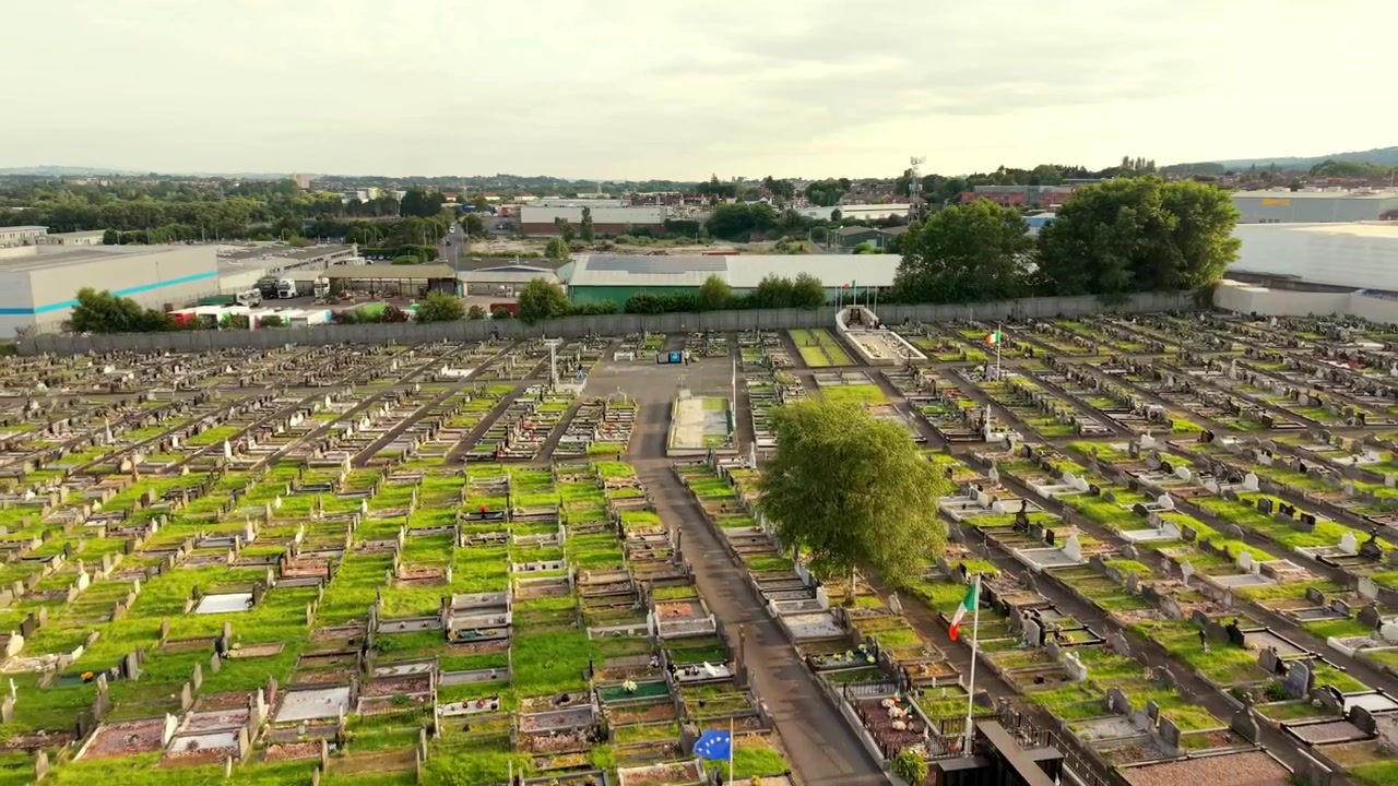 Video aereo inverso 4K 60FPS del cimitero di Milltown e del lotto repubblicano irlandese sulla Falls Road a Belfast, Irlanda del Nord, Regno Unito. Prodotto con colore Rec709 pronto per la trasmissione.
