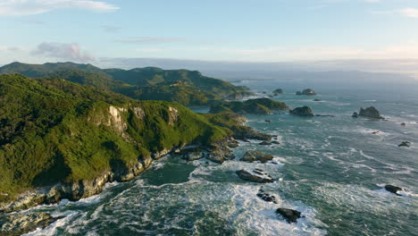 vista cinematográfica aérea de la costa del océano pacífico de la isla de chiloé