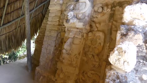 primer plano de una de las máscaras en el lado izquierdo de la pirámide del templo de las máscaras, sitio maya en kohunlich - quintana roo, méxico