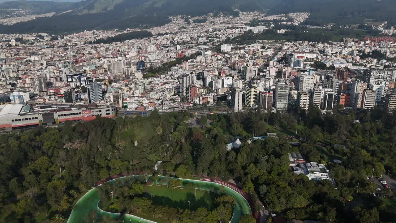 drone video vista aérea imágenes de quito amanecer temprano ciudad capital de ecuador la carolina parque tráfico catedral metropolitana de quito horizonte sudamericano