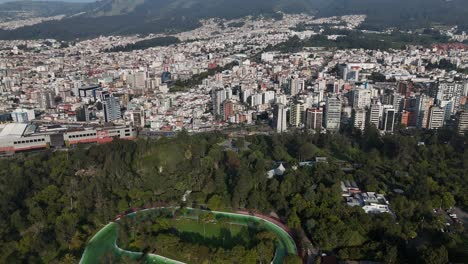 Imágenes-Aéreas-De-Drones-Con-Vista-De-Video-De-Qutio-Temprano-En-La-Mañana-Amanecer-Ciudad-Capital-De-Ecuador-La-Carolina-Parque-Tráfico-Catedral-Metropolitana-De-Quito-Horizonte-Sudamericano