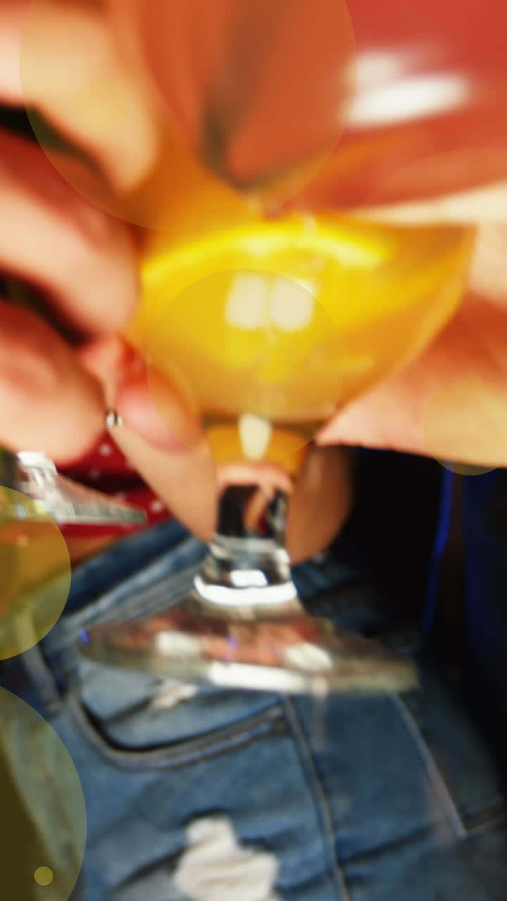 animación de lugares sobre diversos amigos con bebidas