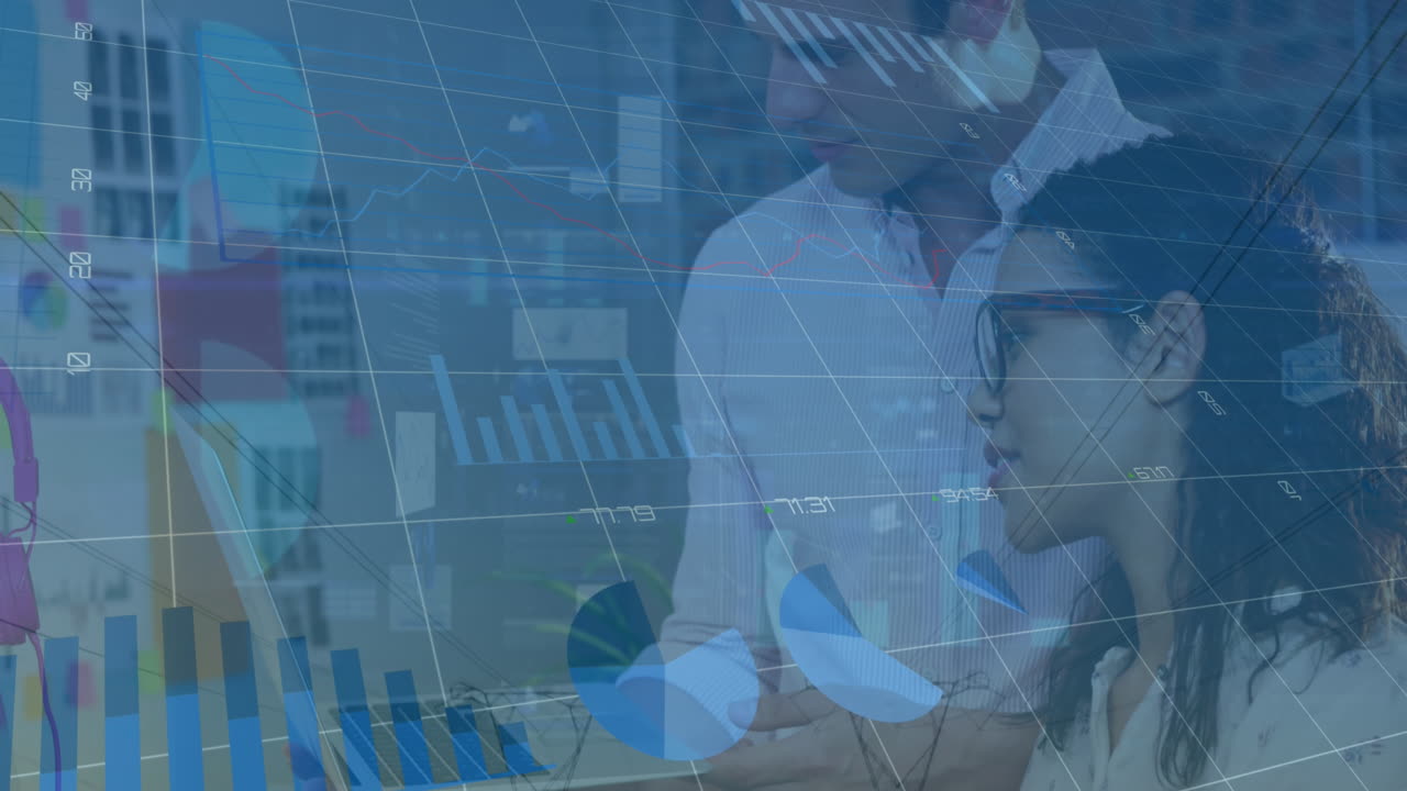 animación de gráficos, círculos de carga, cambios de números, diversos compañeros de trabajo discutiendo en la oficina