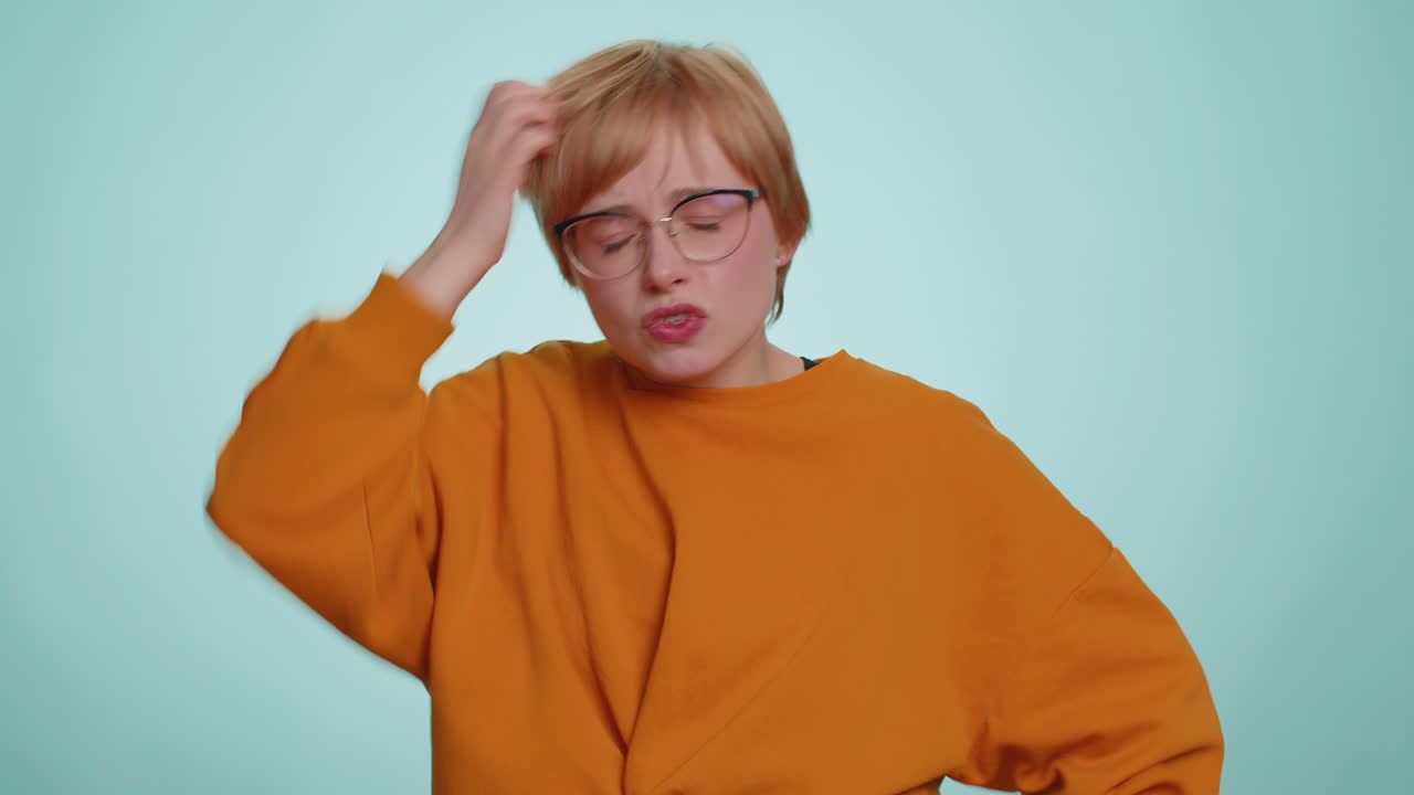 여성은 분노한 표정으로 손을 들어 왜 실패한 이유를 묻습니다. 불신을 보여줍니다.