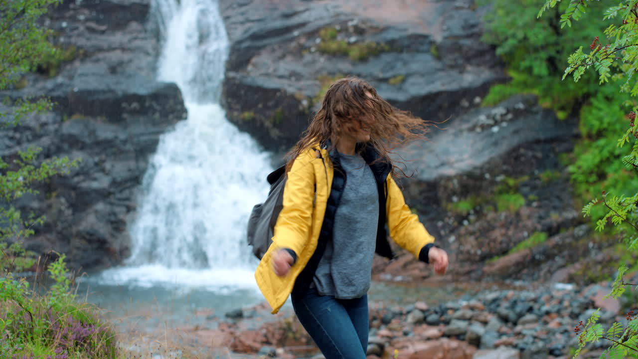 자연 속에서 폭포 에서 춤을 추는 여자