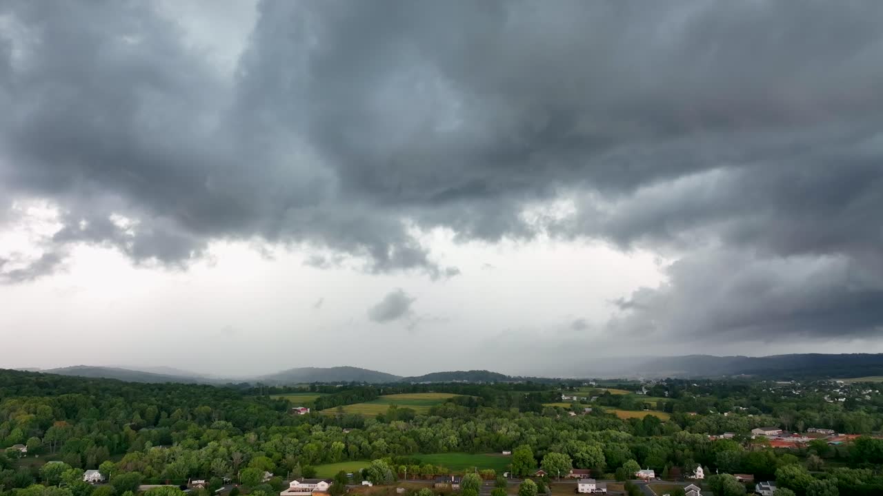 풍경을 가로질러 움직이는 뇌우와 거대한 폭풍우의 조감도