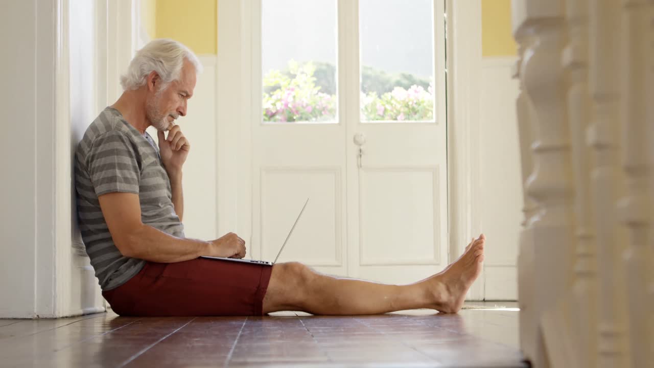 집에서 4k 노인 노트북을 사용하는