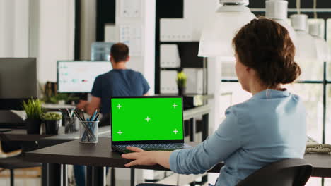 la mujer de negocios mira la pantalla verde.