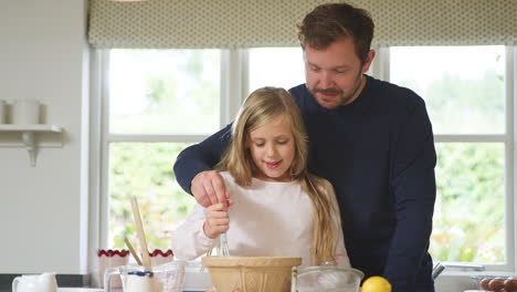 Padre-E-Hija-En-Pijama-Horneando-Juntos-En-La-Cocina-De-Casa