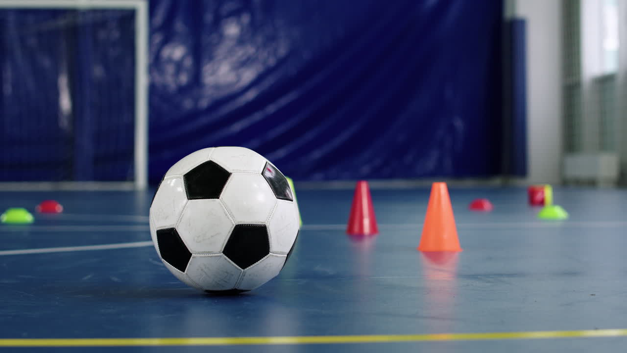 pelota de fútbol en el suelo