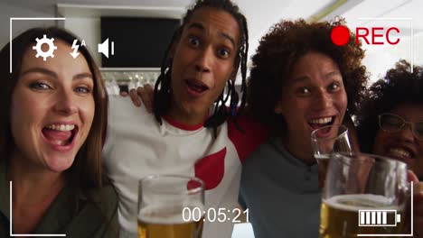 animación del cuadro de grabación sobre amigos felices y diversos bebiendo cerveza.