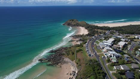 Ciudad-Costera-A-Lo-Largo-De-La-Costa-Del-Mar-De-Coral-En-Tweed-Shire,-Nueva-Gales-Del-Sur,-Australia---Disparo-Aéreo-De-Drones