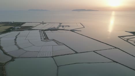 Vista-Aérea-Del-Estanque-De-Sal-De-Trapani-Al-Atardecer-Con-Islas-Egadi-A-Distancia-En-El-Mar-Mediterráneo