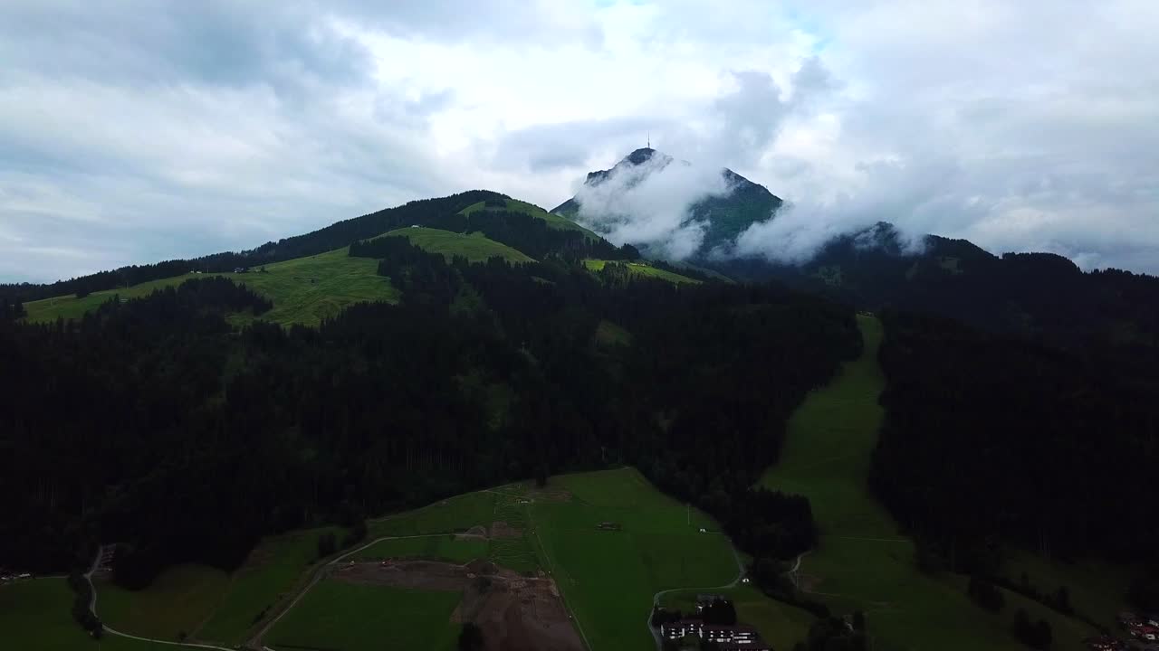 vista aérea de los picos de las montañas y un cloudscape tormentoso, oberndorf, austria