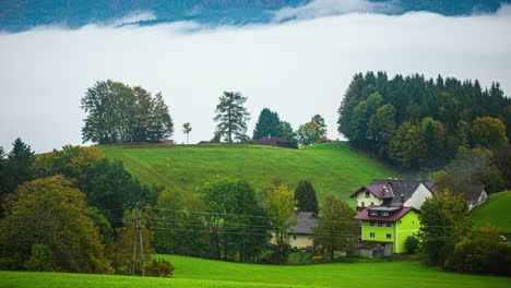 Nebliger-Hang-Mit-Wohnhäusern-In-Einem-Dorf-In-Der-Nähe-Von-Attersee,-Österreich