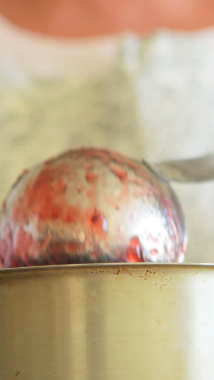 sección media de una mujer mayor preparando mermelada