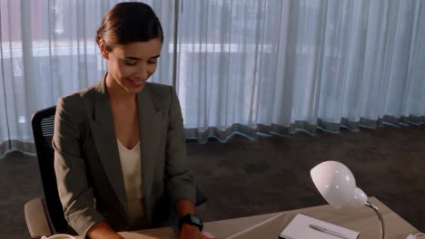 mujer de negocios usando una computadora portátil