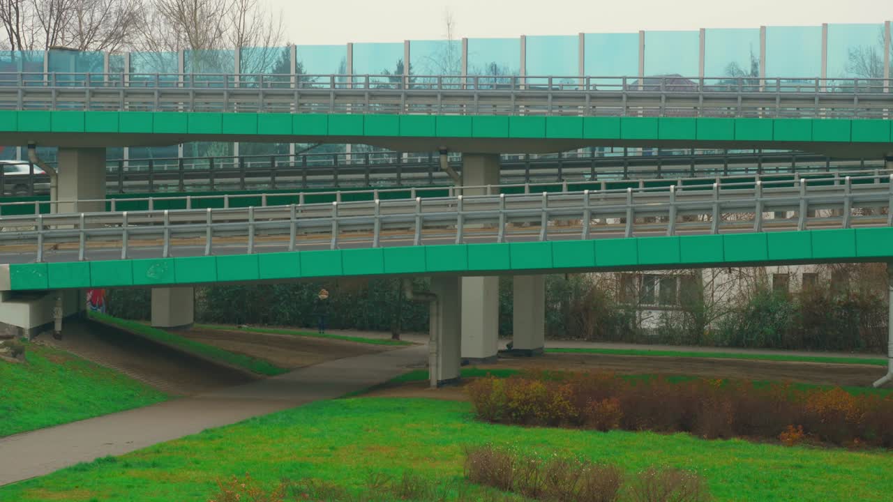 사람들은 고속도로에서 일하러 간다.