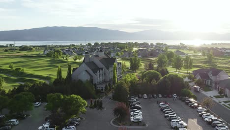 Hermosa-Puesta-De-Sol-Sobre-El-Campo-De-Golf-Sleepy-Ridge-Junto-Al-Lago-Utah-En-Viñedo,-Aéreo