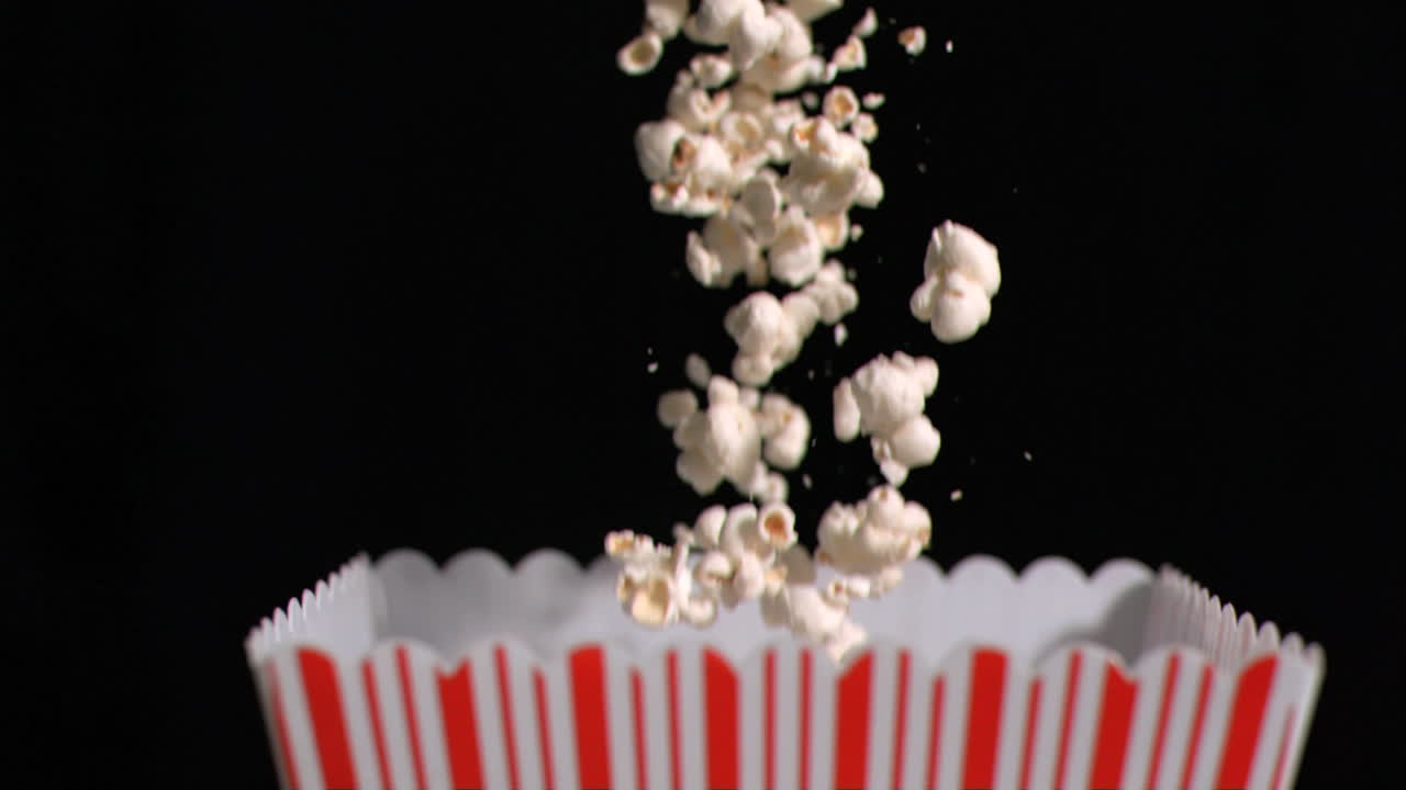 팝콘이 슈퍼 슬로 모션으로 가방에 떨어집니다.