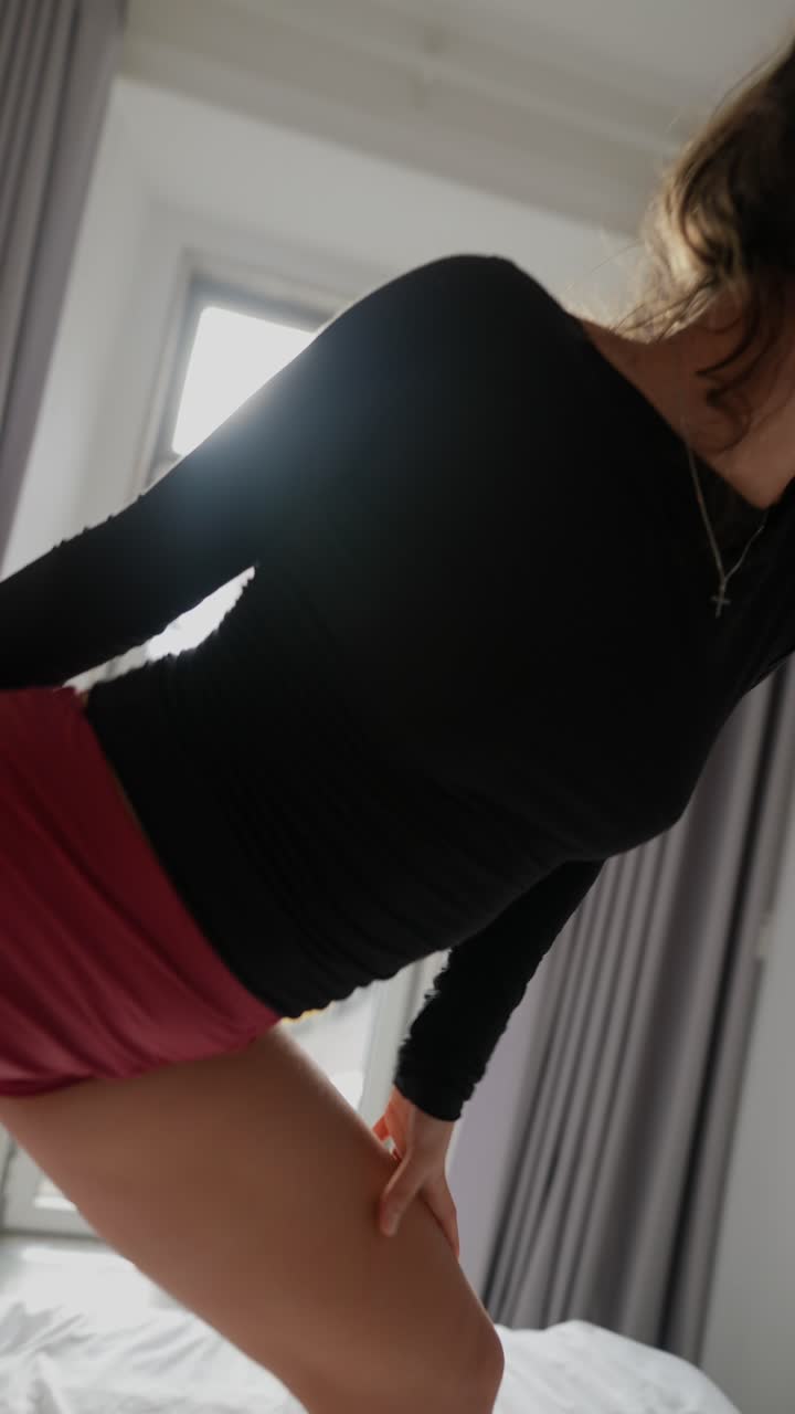 mujer posando en una habitación con vista a la ciudad