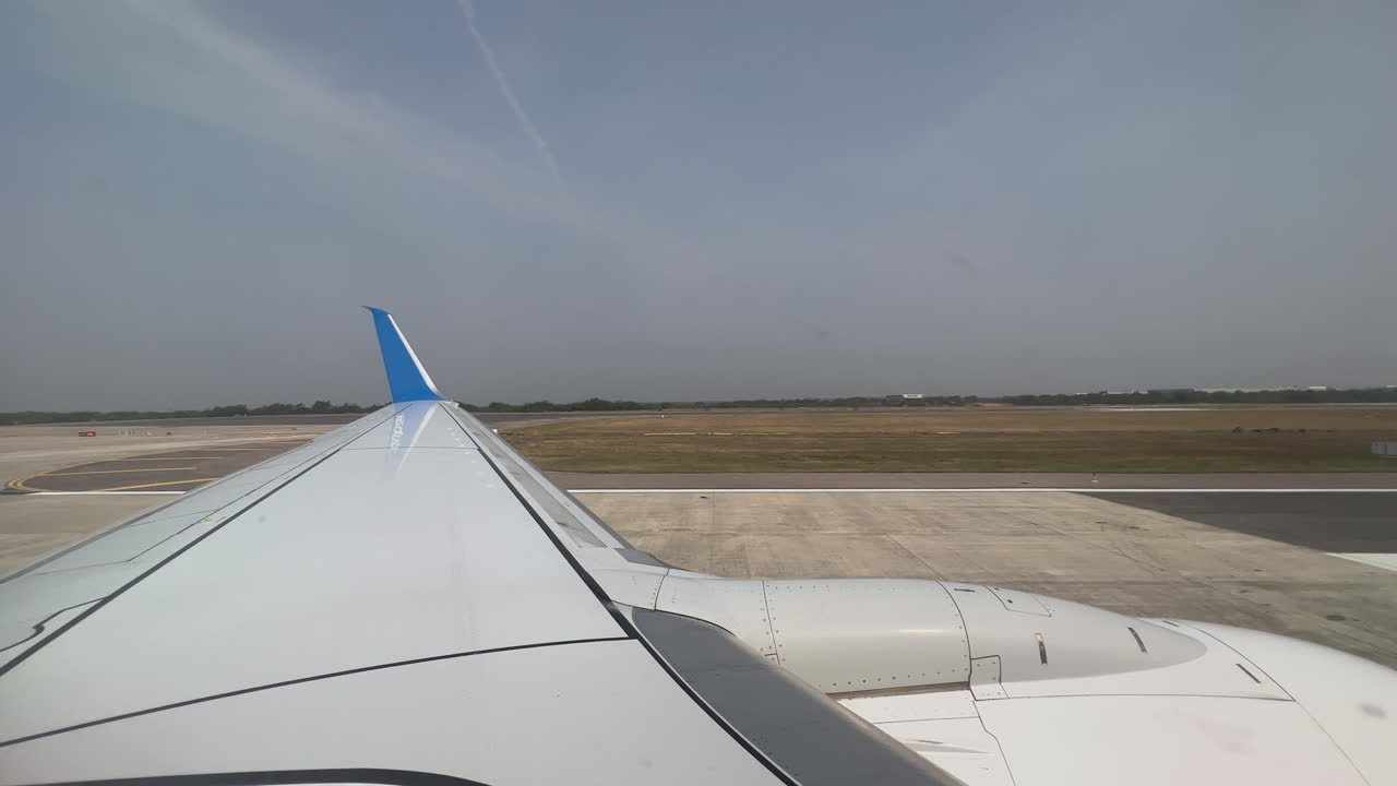 avión rodando en la pista de aterrizaje