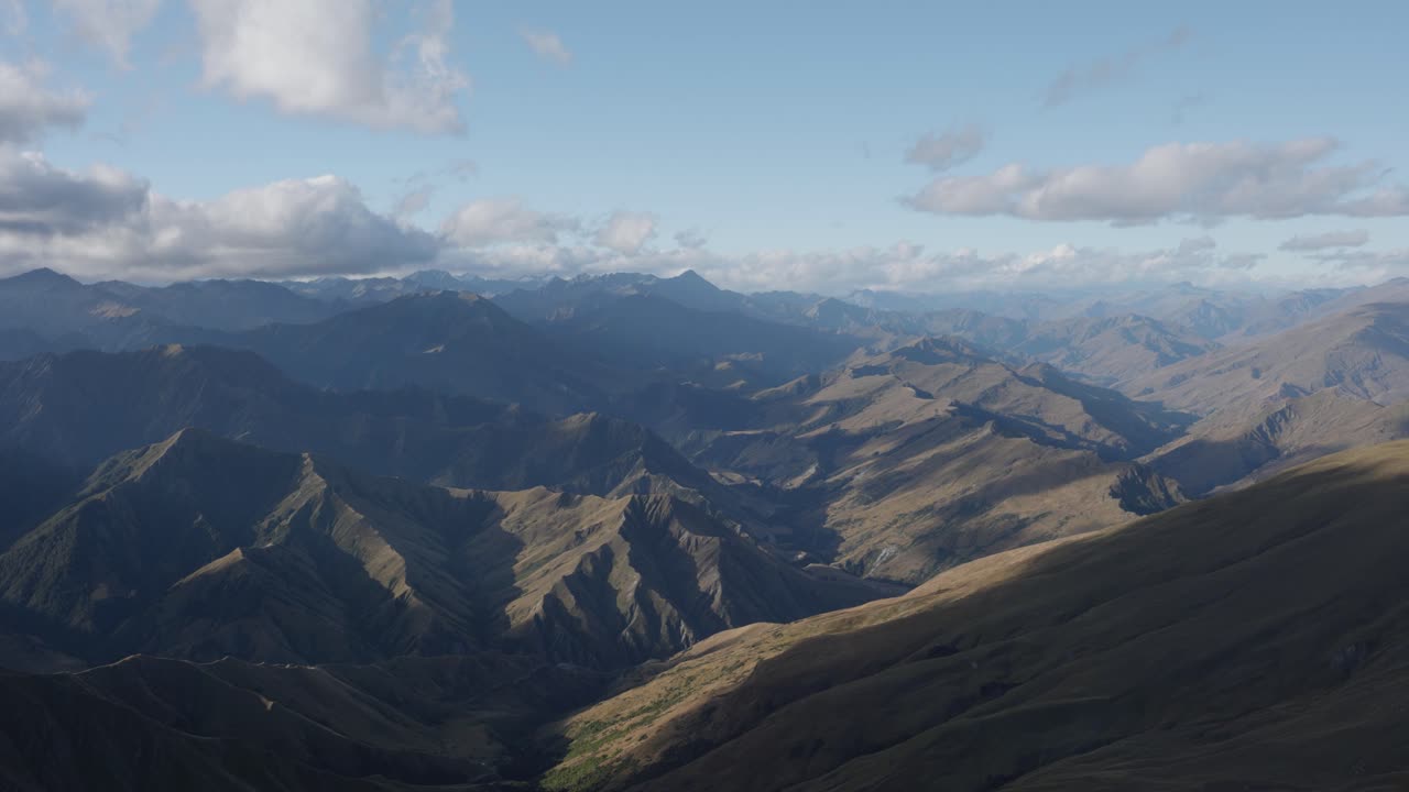 vista de las montañas y el paisaje en un soleado día de verano en ben lomond, queenstown, nueva zelanda