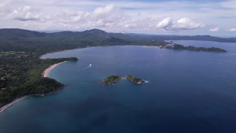 Sumérgete-En-La-Belleza-Salvaje-De-Los-Islotes-Costeros,-Donde-Las-Olas-Implacables-Crean-Un-Paisaje-Marino-Cautivador.