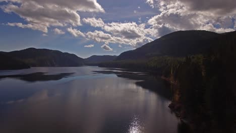 Toma-Aérea-De-Drones-En-Montana-En-Un-Lago-Con-Un-Bote-En-Otoño-O-En-Otoño