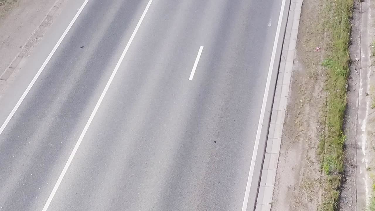 위 에서 볼 수 있는 고속도로 장면