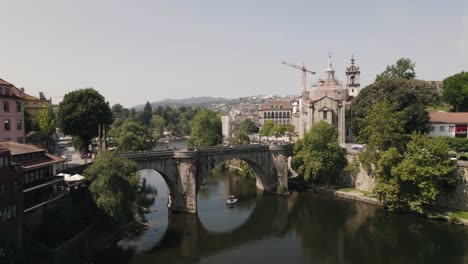 Sao-Goncalo-Brücke-über-Den-Fluss-Tamega-Und-Schöne-Kirche,-Amarante,-Portugal