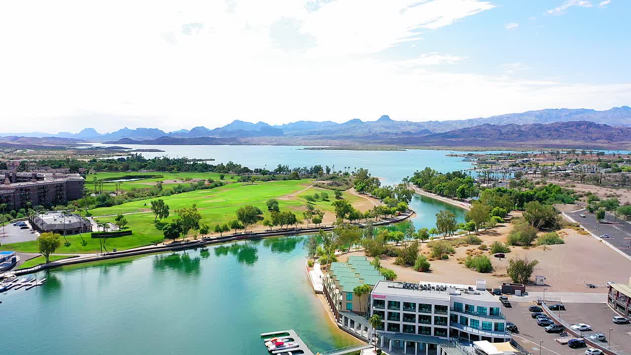 하바수 아즈 호수의 런던 다리 위로 뒤로 비행