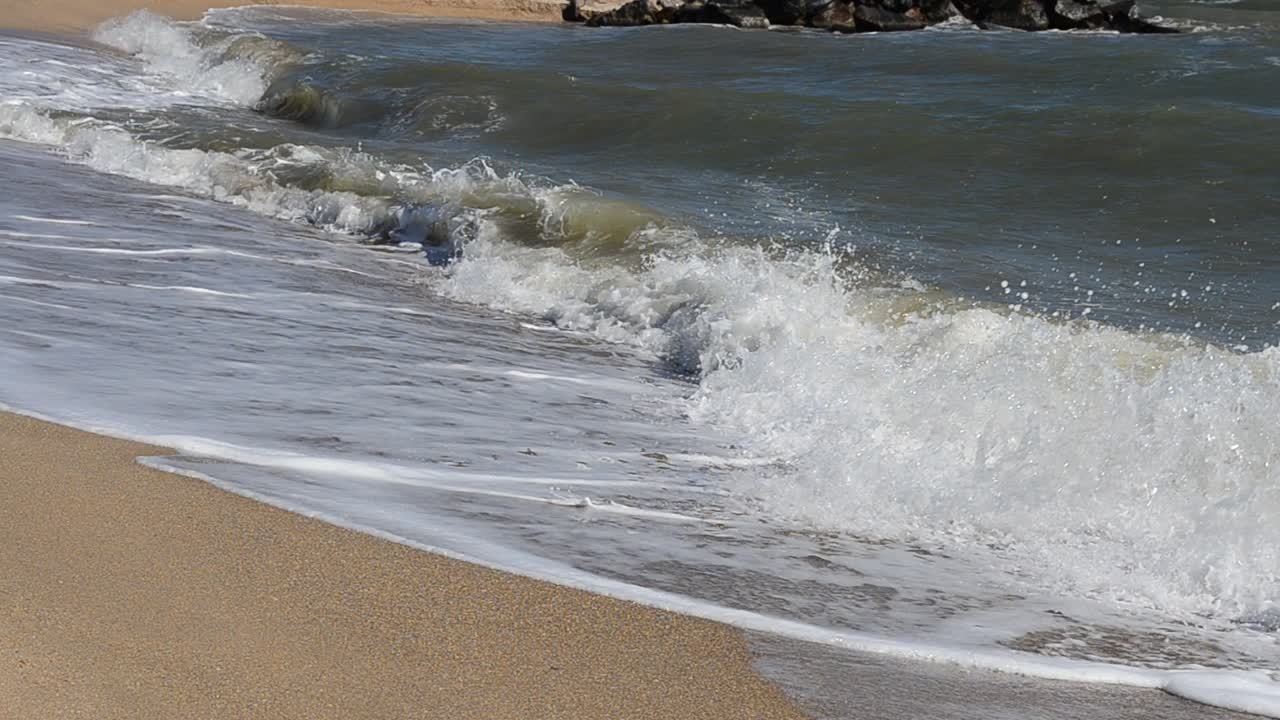 Spiaggia e onde, sole splendente. Riprese sulla spiaggia