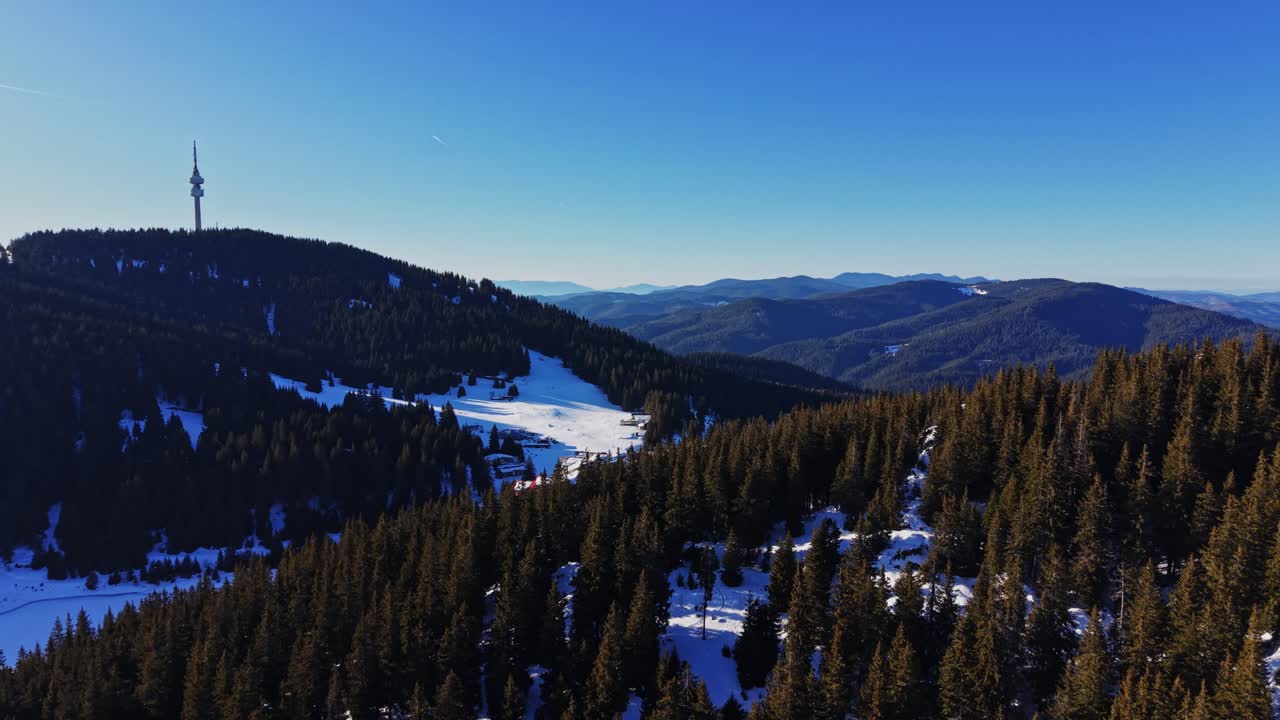 Paesaggio innevato nei Carpazi della Bulgaria in inverno