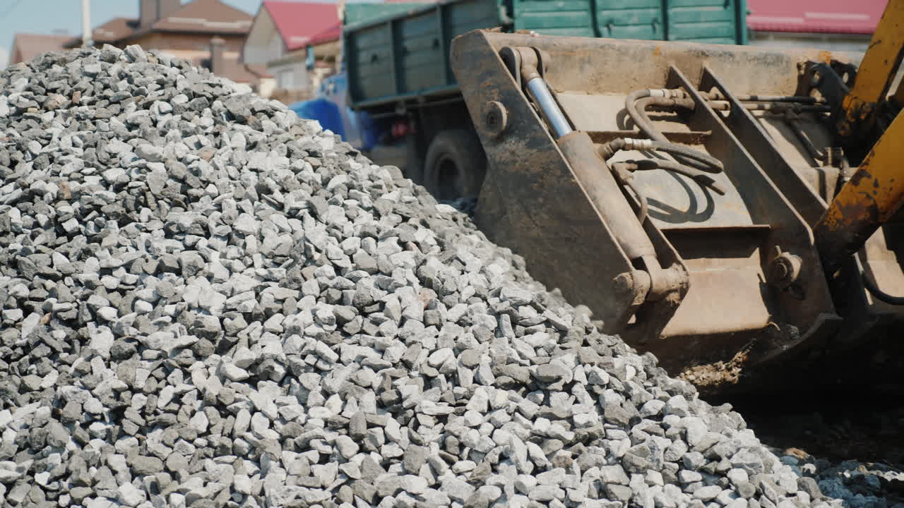 건축 자재의 큰 산 건설 잔해 배달 및 도로 conce의 건설