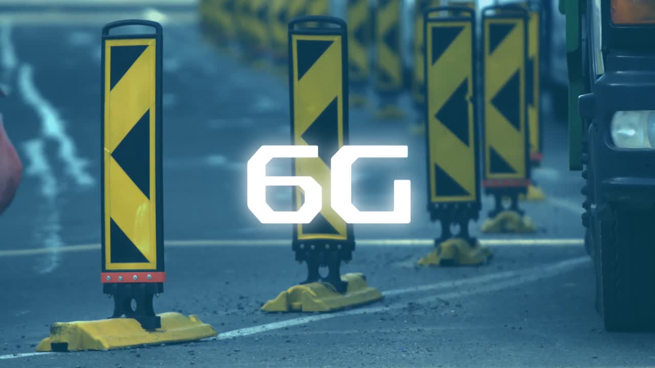 светящийся текст 6g на фоне дорожных знаков предосторожности и городского движения на фоне