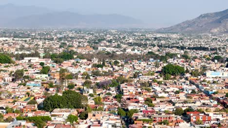 Toma-Aérea-De-La-Ciudad-De-Oaxaca-En-México