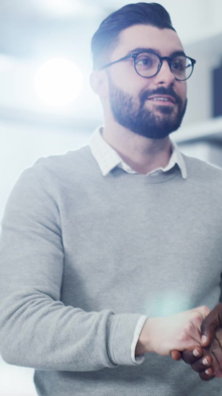 Professionisti d'affari che si stringono la mano in un moderno ufficio