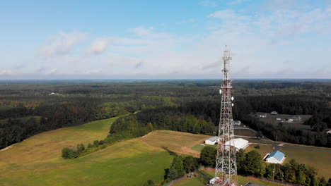 torre de telefonía celular en un entorno rural drone en órbita