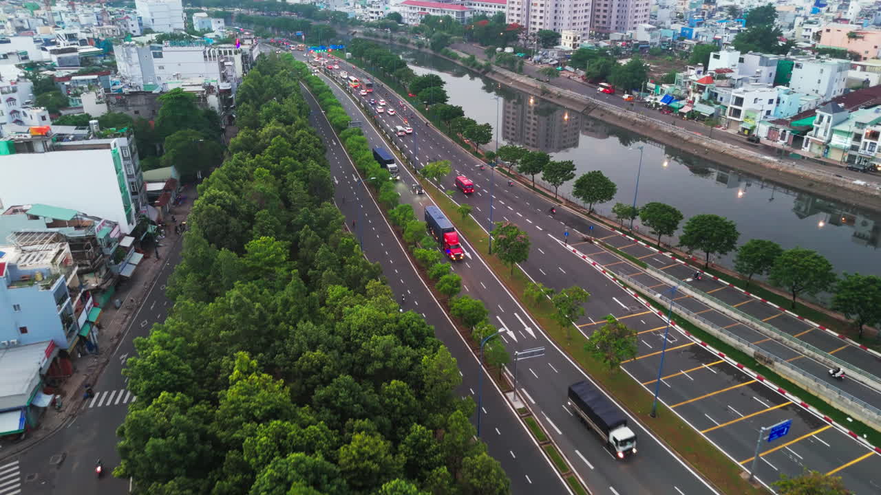 도시 도로와 강의 공중 사진