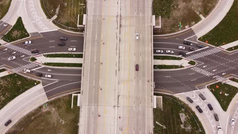 vehículos circulando por el primer cruce de diamantes divergentes en el condado de oakland en michigan, ee.uu.