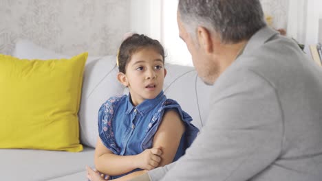 una niña curiosa escuchando a su abuelo.