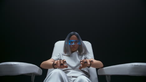 chica futurista escribiendo teclado virtual de cerca. persona tocando la interfaz
