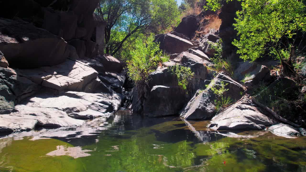 Charco las Viñas en Ojén, Andalucía, España, avanzando cerca del agua