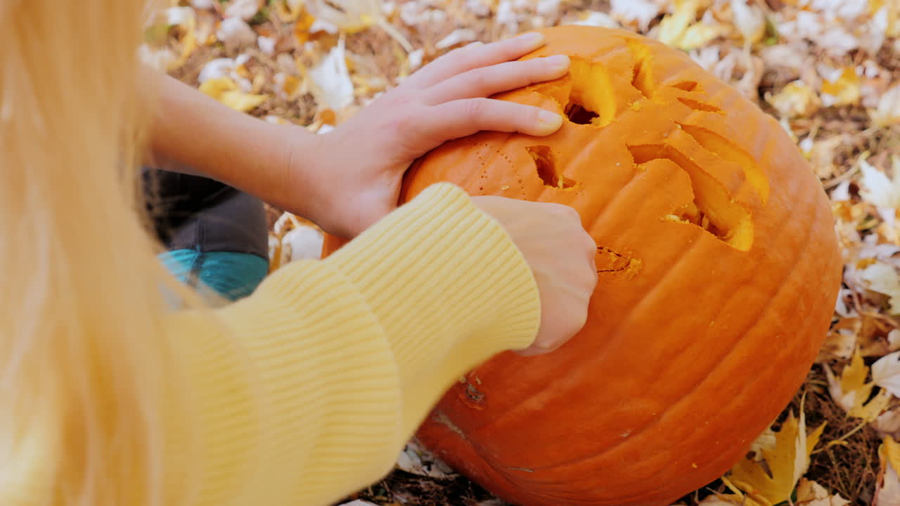 젊은 여성이 호박을 조각하다 1