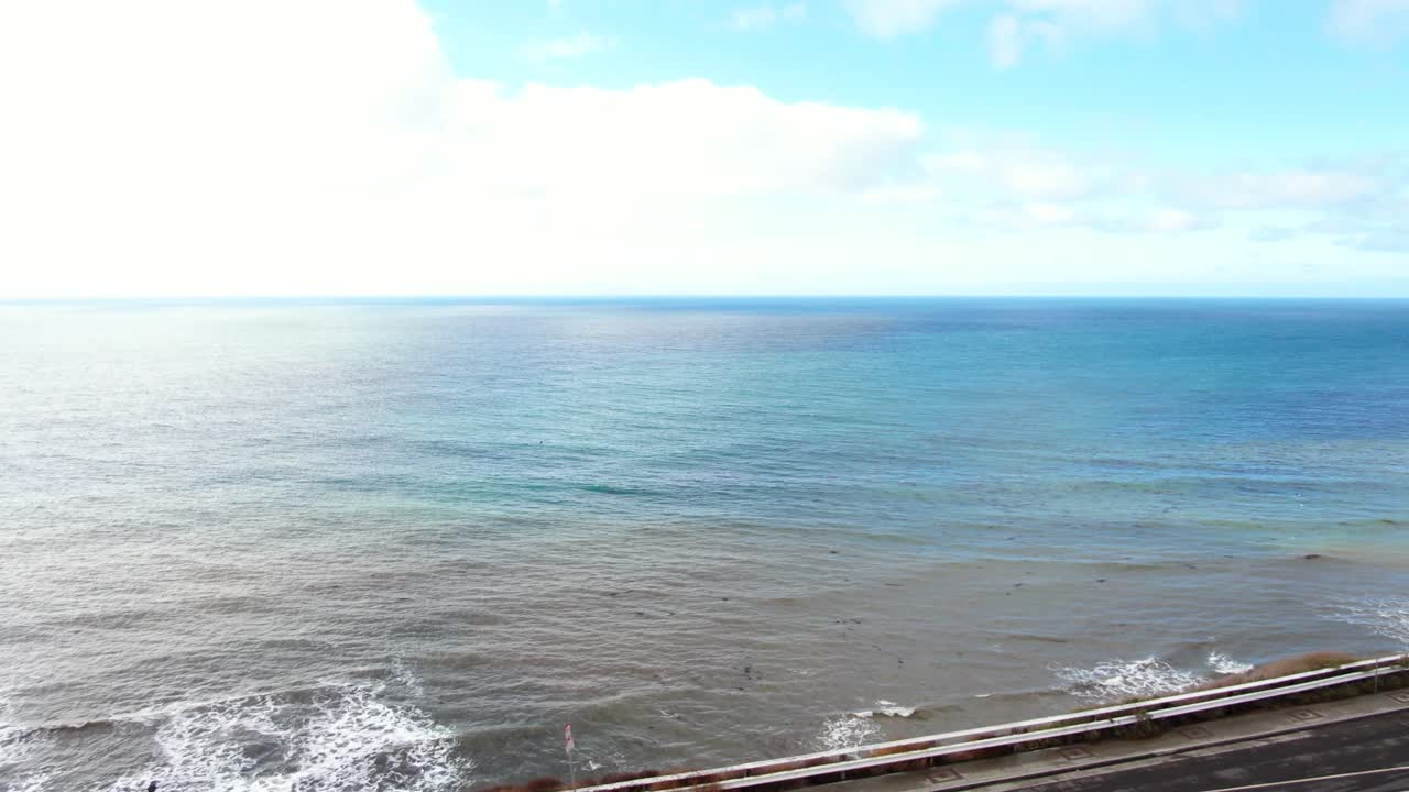 고속도로 위의 야자수를 통해 4k 무인 항공기 산 페드로 캘리포니아 바다 공개