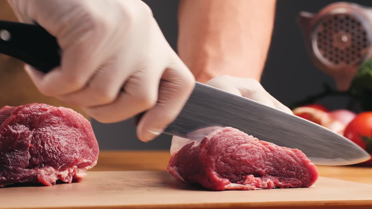 셰프가 생 스테이크를 준비하고 있습니다.