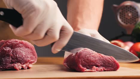 chef preparando un filete crudo