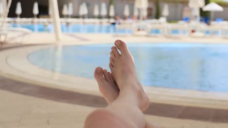 Männerfüße-Auf-Dem-Hintergrund-Des-Schwimmbades,-Entspannen-Sie-Sich-Im-Urlaub