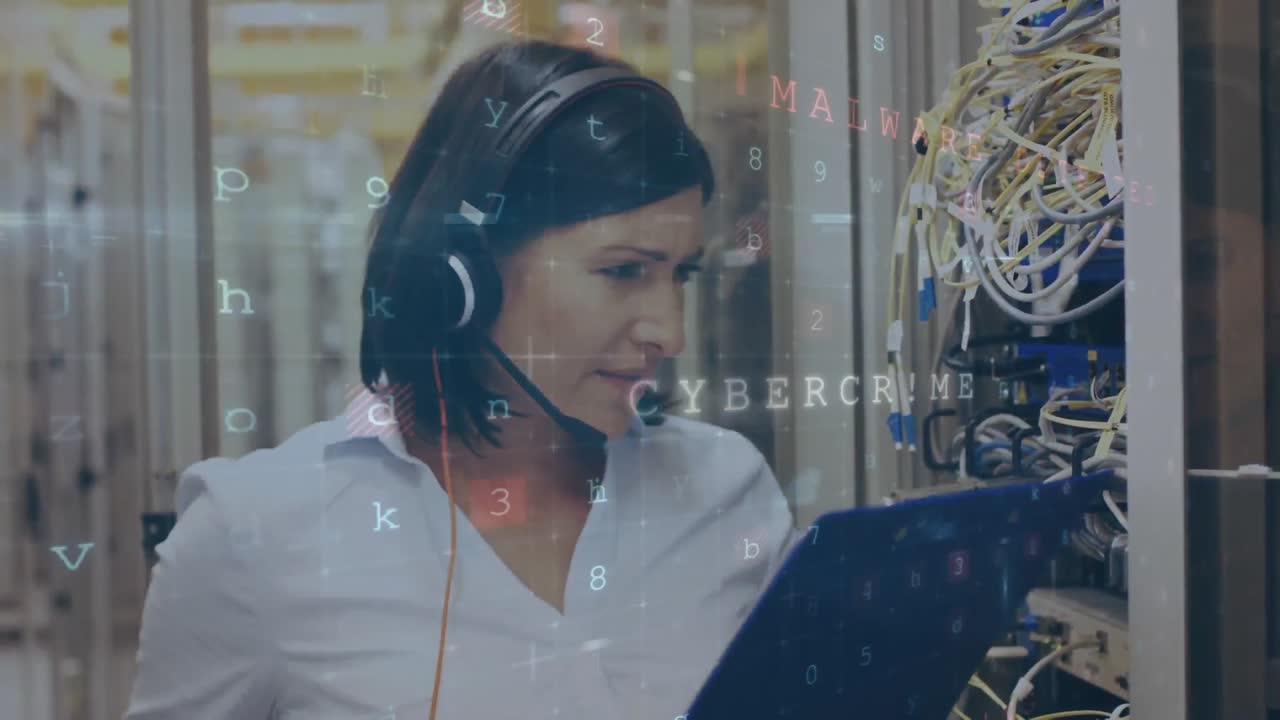 mujer trabajando en una sala de servidores mientras los mensajes de peligro se mueven y parpadean en primer plano